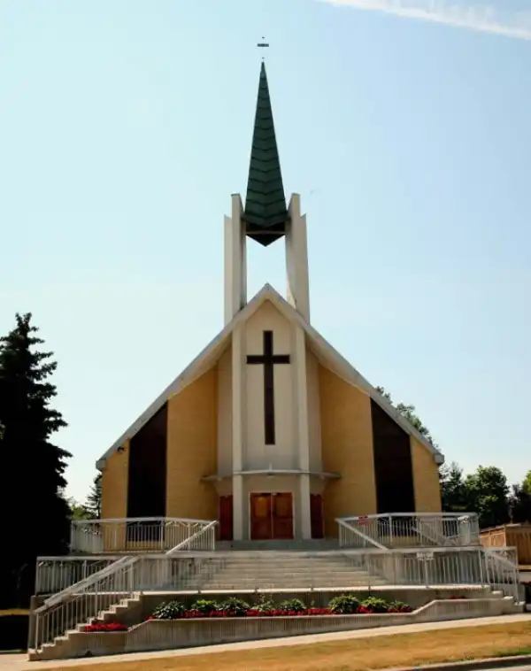 7 Weird Things Guys Do In Church