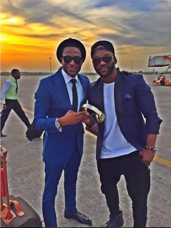 Dbanj Gives Iyanya A Pair Of His Custom “Beats By Dre” Headphone – PHOTO