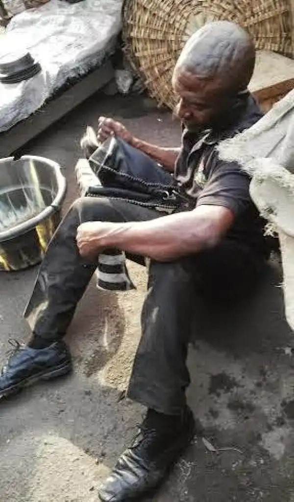Drunk policeman seen at Cele bus-stop, Surulere