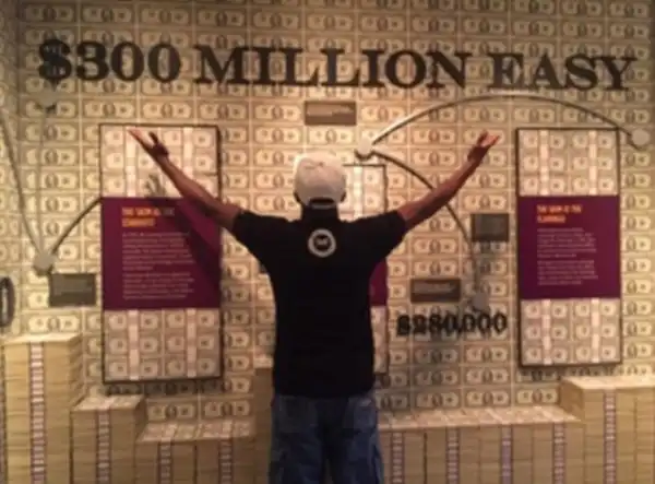 Floyd Mayweather Celebrates Earning $300million In One Year 