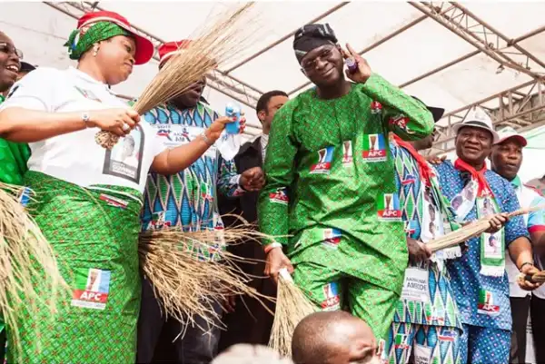 Gov. Fashola And Ambode Dancing Dorobucci