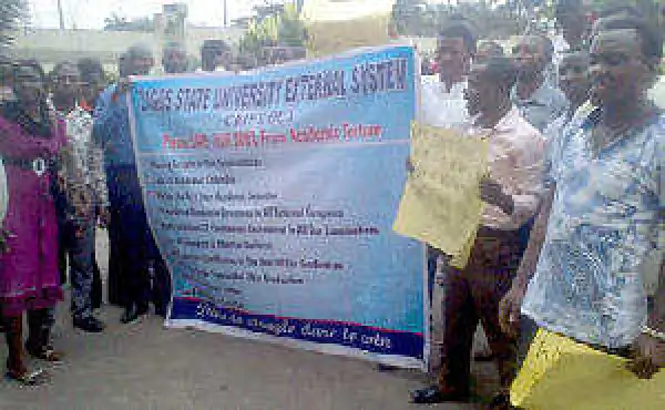 LASU Students Shut Down Fashola’s Office