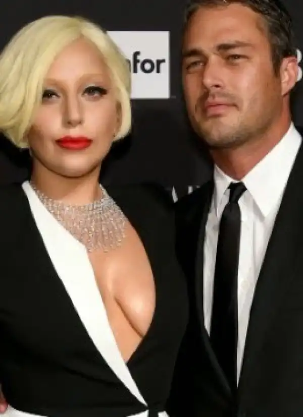 Lady Gaga shows off her engagement ring