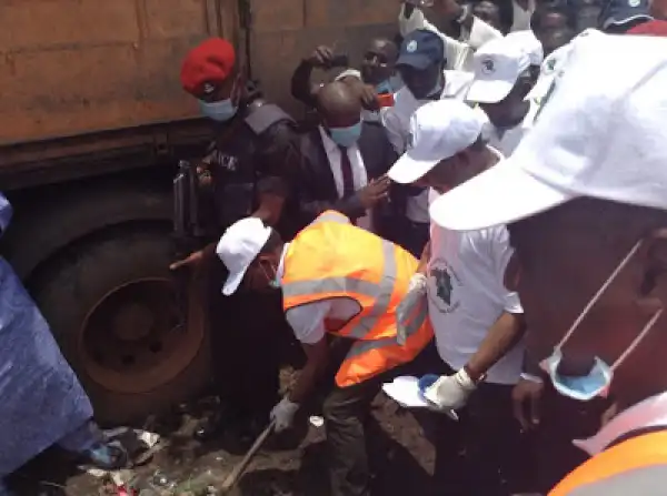 Photos: Gov. El-Rufai Spotted Cleaning Kaduna Environs With A Shovel 