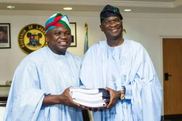 Photos: Governor Fashola Presents Handover Notes To Ambode 