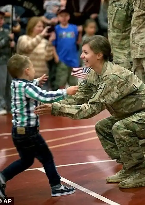 See adorable momemt 3 yr old interrupts homecoming procession to hug his mother after her 9month tour of Afghanistan