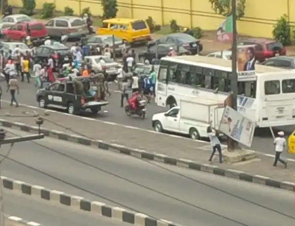 Thugs destroy APC political banners on Ikorodu Rd, Lagos