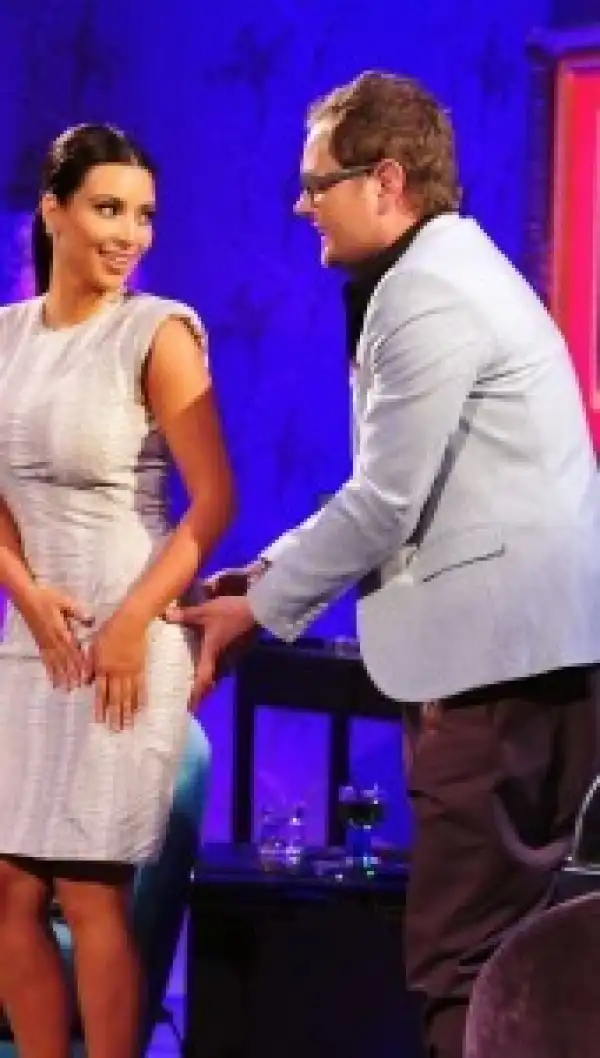 Why Is He Doing This To Another Man’s Wife? Kim Kardashian Allows Man Feel Her BU TT (PHOTO) 