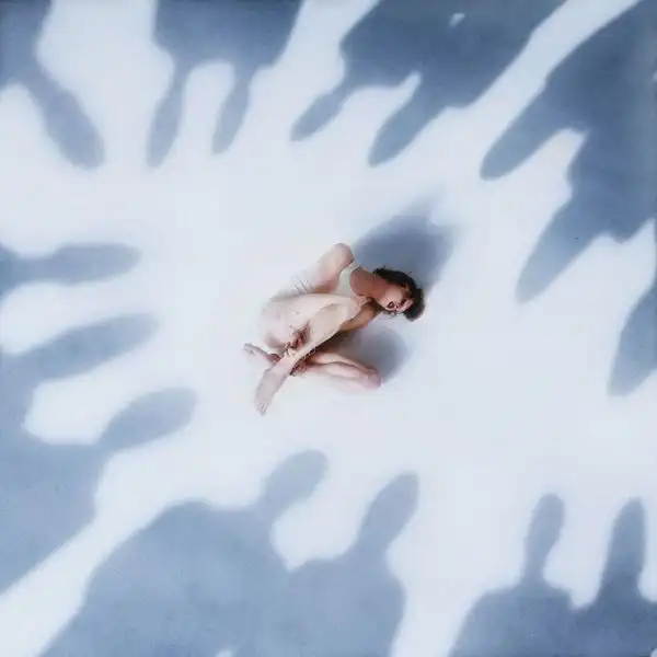 Lauren Auder Ft. Aamourocean – we2assume2many2roles (Aamourocean Remix)