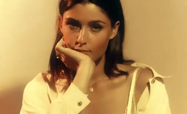 LÉON - In a stranger’s arms