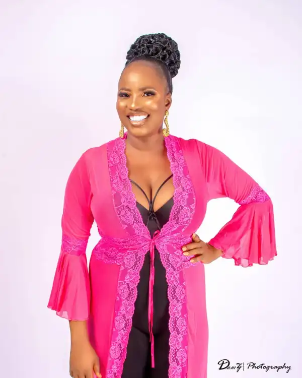 Actress Victoria Ajibola Creates Scene Inside UBA After ₦1M Was Withdrawn From Account (Video)