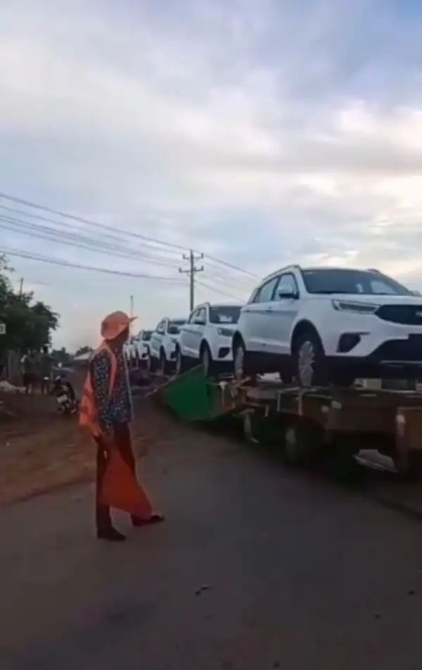 Moment The FG N1.4bn Car Gifts Arrives Niger Republic From Nigeria