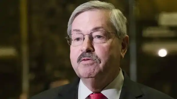 US pulls out ambassador to China