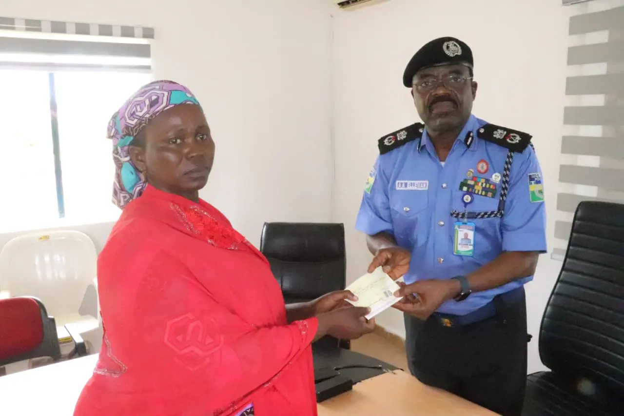 Police present cheques of N11.4m to families of deceased officers in Niger
