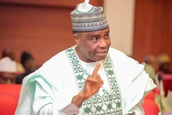 Drama as Tambuwal refuses Ganduje’s offer to sit in front of APC flag (VIDEO)