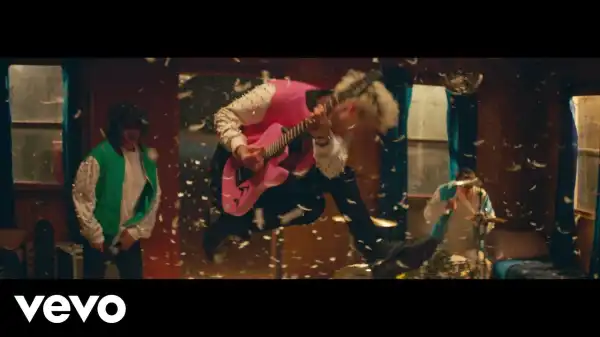 Machine Gun Kelly ft. Kellin Quinn - love race (Video)