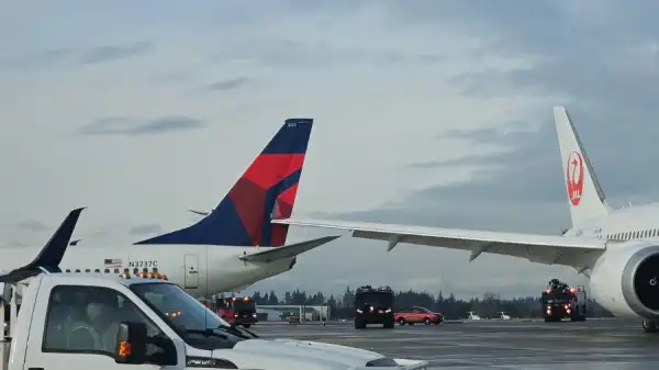 Delta plane suffers engine fire in Orlando, forcing evacuation