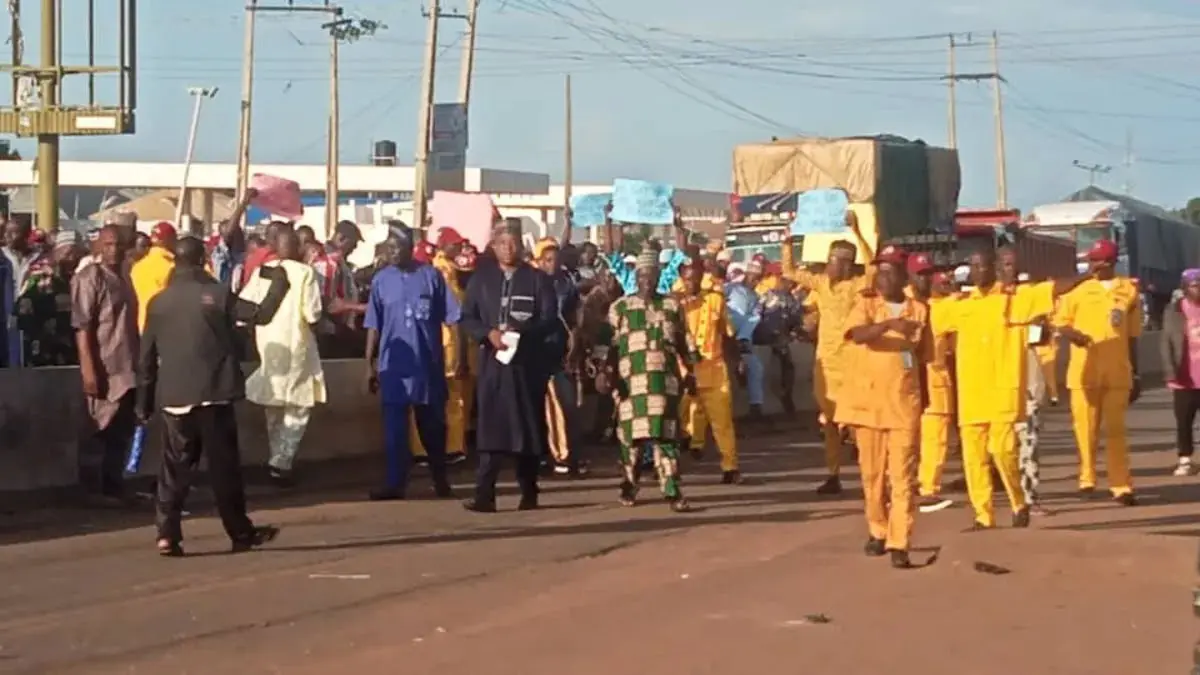 RTEAN, NURTW protest in Kwara over removal of speed breakers on highway