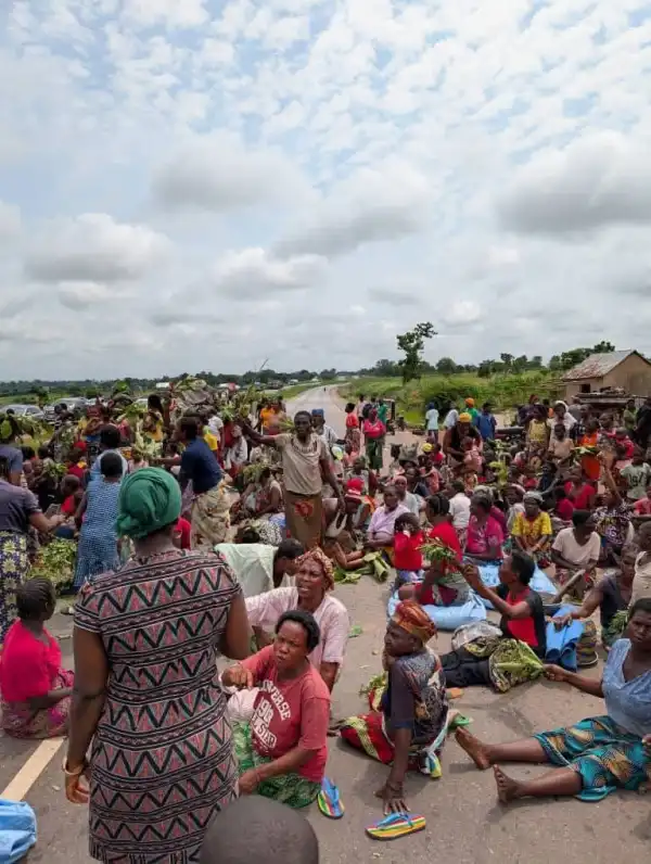 BREAKING: Benue IDPs block highway, demand return to ancestral homes