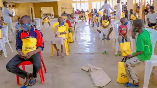 Governor of Kebbi’s wife distributes Sallah gifts to orphans