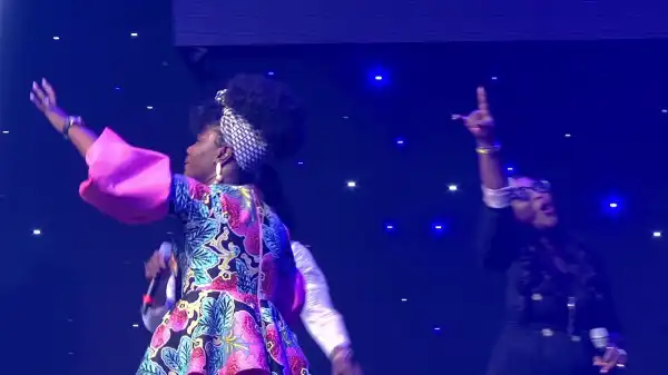 Onos Ariyo – Kidie Me Vwo Kpevwe (Live Video)