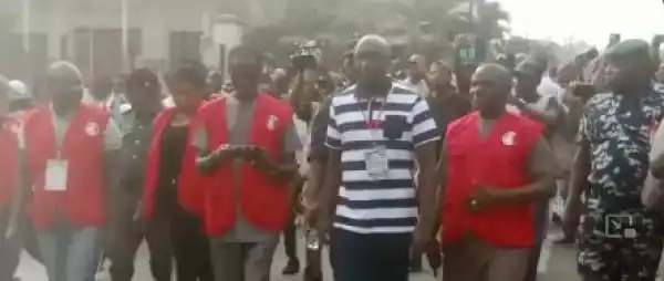 EFCC Operatives Arrive Tinubu’s Polling Unit (Video)