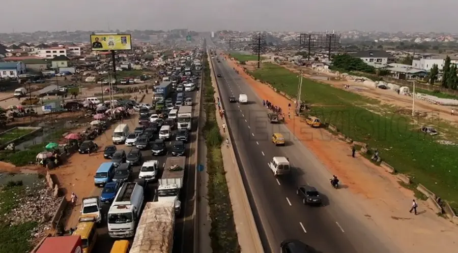 Commuters stuck as heavy traffic grips Lagos-Ibadan expressway