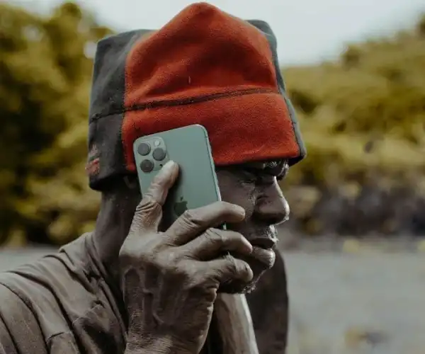 DO YOU AGREE? Nigeria iPhone Users Are Like “A Dot In A Circle” & Mentally Enslaved (See How)