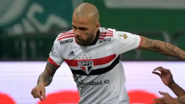 Daniel Alves joins Barcelona for €1-a-month