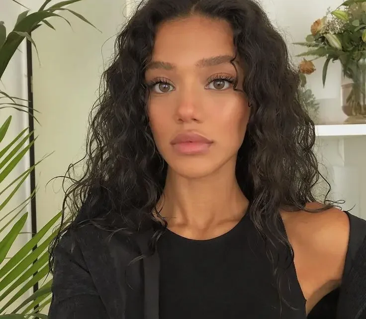 Age & Career of Dina Denoire