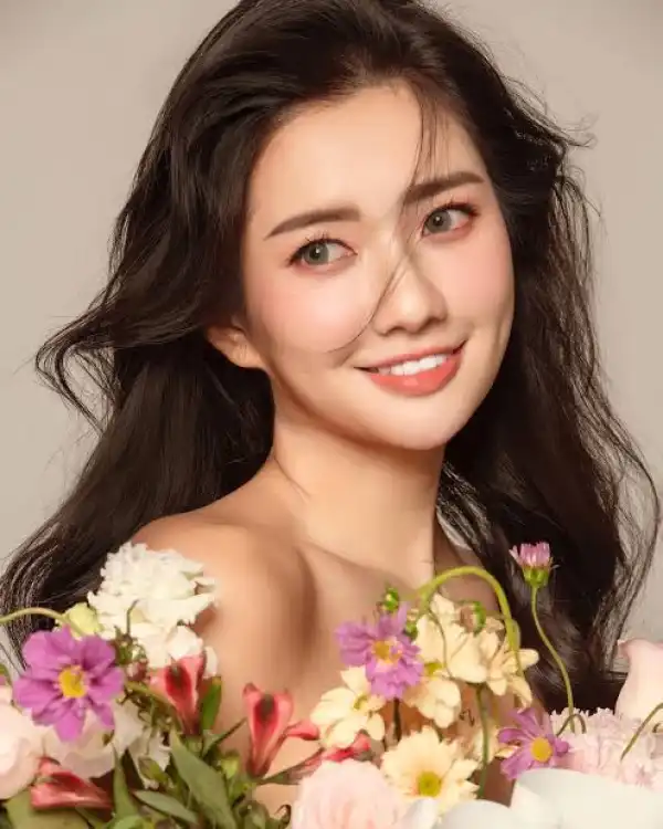 Age & Net Worth Of Qiu Wen
