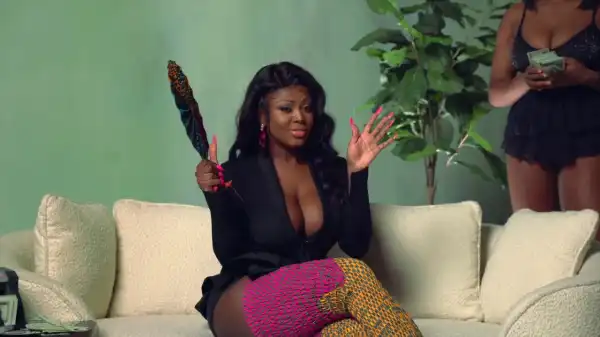 Nina Ricchie – Different (Music Video)