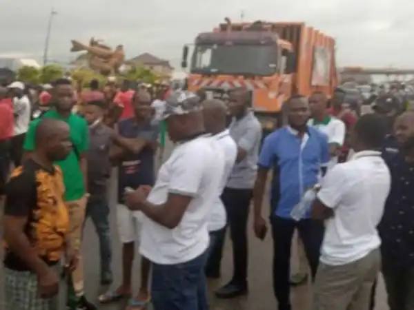 Youths block Lekki-Epe highway, ground activities over bad roads