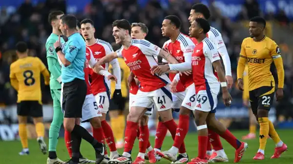 EPL: 10-man Arsenal beat Wolves to keep pace with Liverpool
