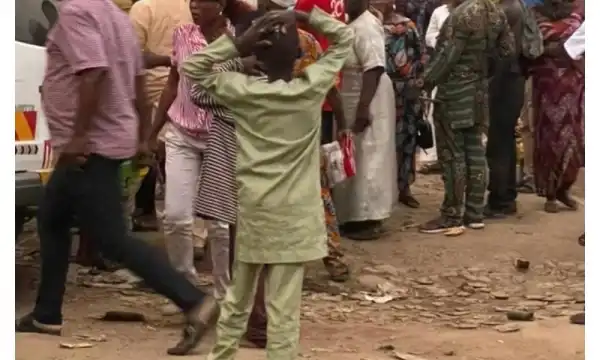 Commercial bus driver slumps, dies while conveying passengers in Ibadan [PHOTOS]