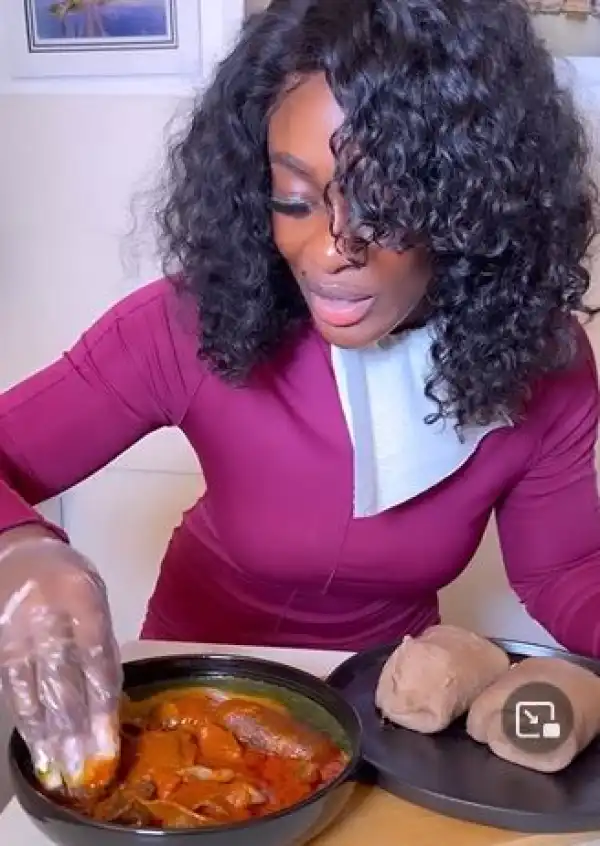 Nigerians Drag Uriel Oputa For Eating Swallow With Gloves (Video)