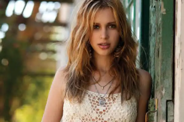 Biography & Net Worth Of Alexia Fast