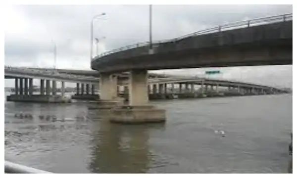 Woman rescued after allegedly jumping into Lagos lagoon from Carter Bridge