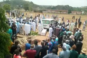 Kyari’s funeral: Man removes protective coat in public (Videos)
