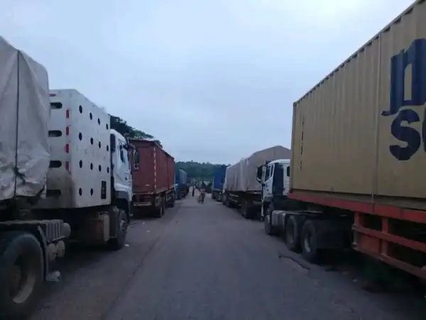 Another gridlock hits Ifaki-Ayegbaju road as fallen tanker blocks traffic