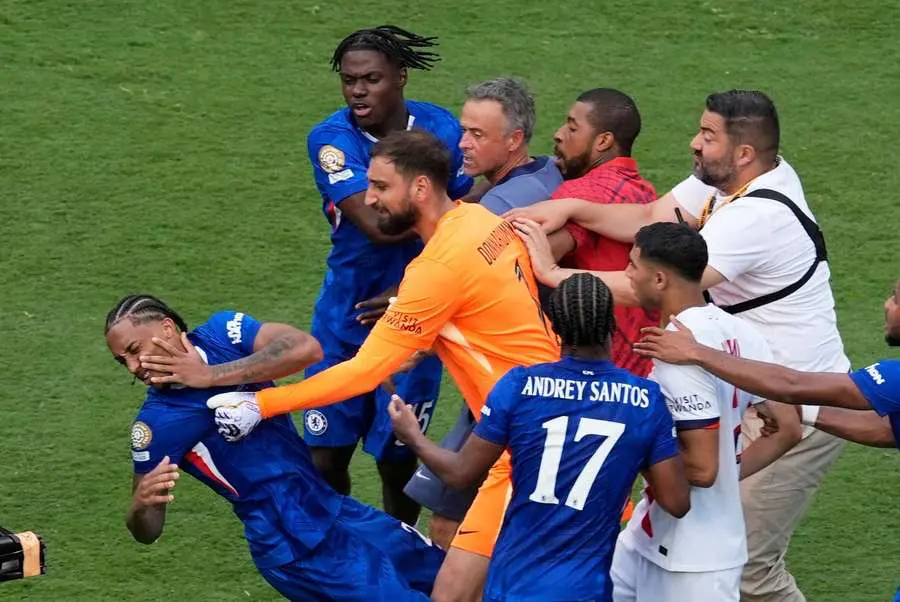 Club World Cup: Luis Erinque slaps Chelsea’s Pedro after PSG’s 3-0 defeat