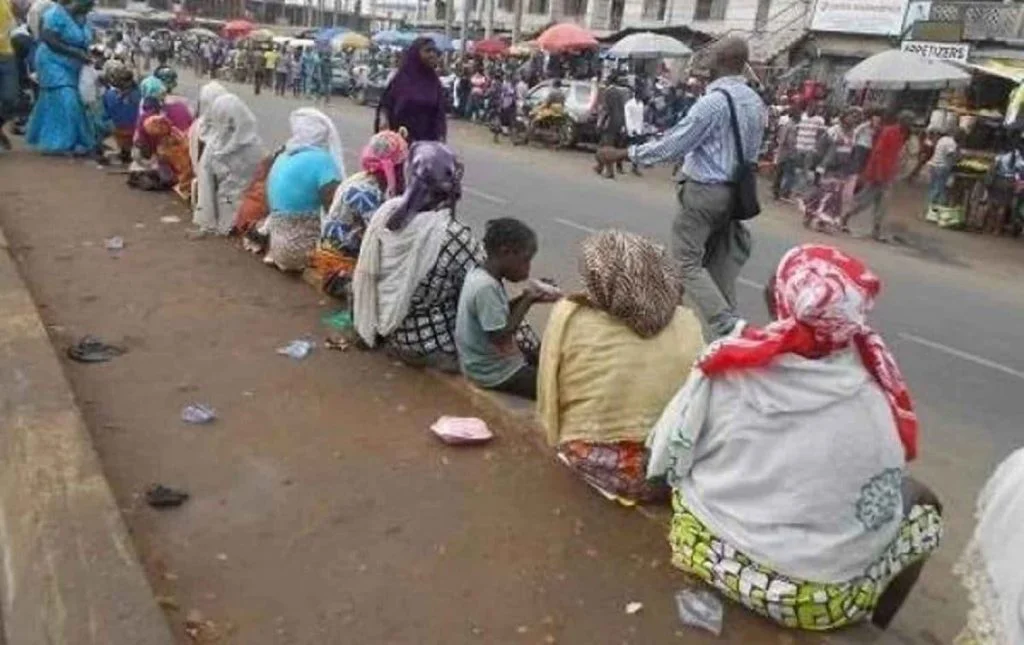 Drama as beggars reject old currency in Kaduna