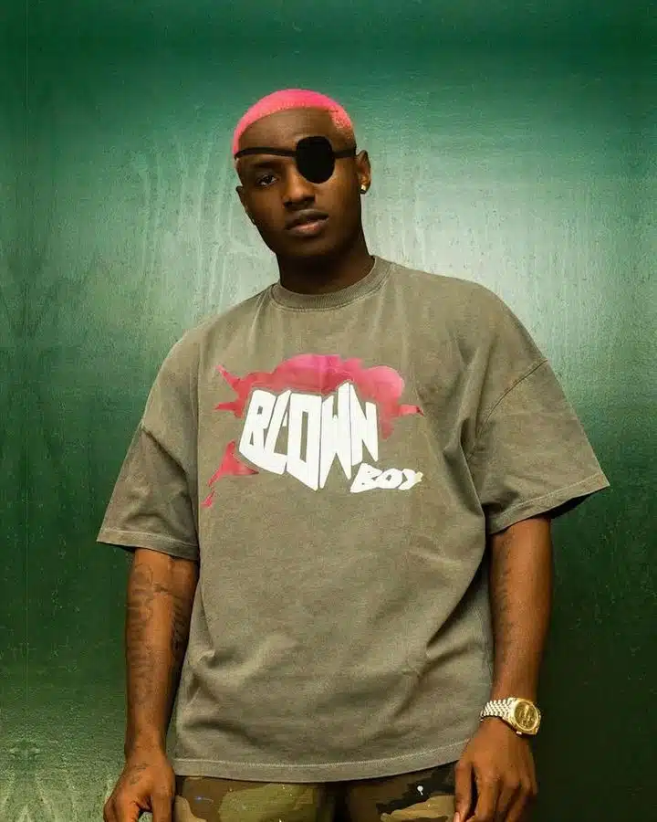 Ruger displays energetic stage performance as he shows up carrying a lady, netizens react