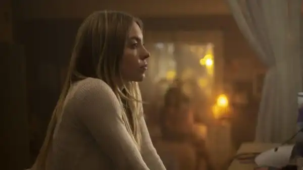 Sydney Sweeney Shows off Her Ringless Finger Amid Jonathan Davino Split