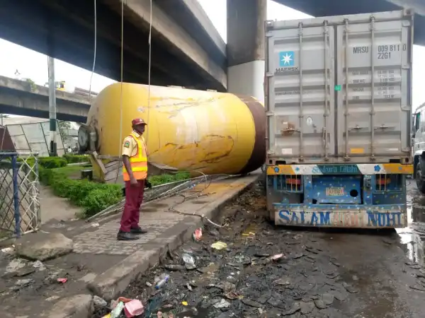 Tragedy averted as gas tank detaches from a moving truck and falls off the bridge in Ijora (photos)