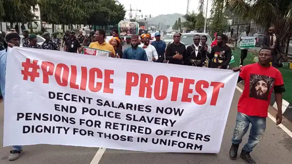 BREAKING: Sowore, others shun warnings, lead retired police officers in protest