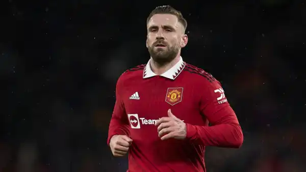 Luke Shaw signs new Man Utd contract