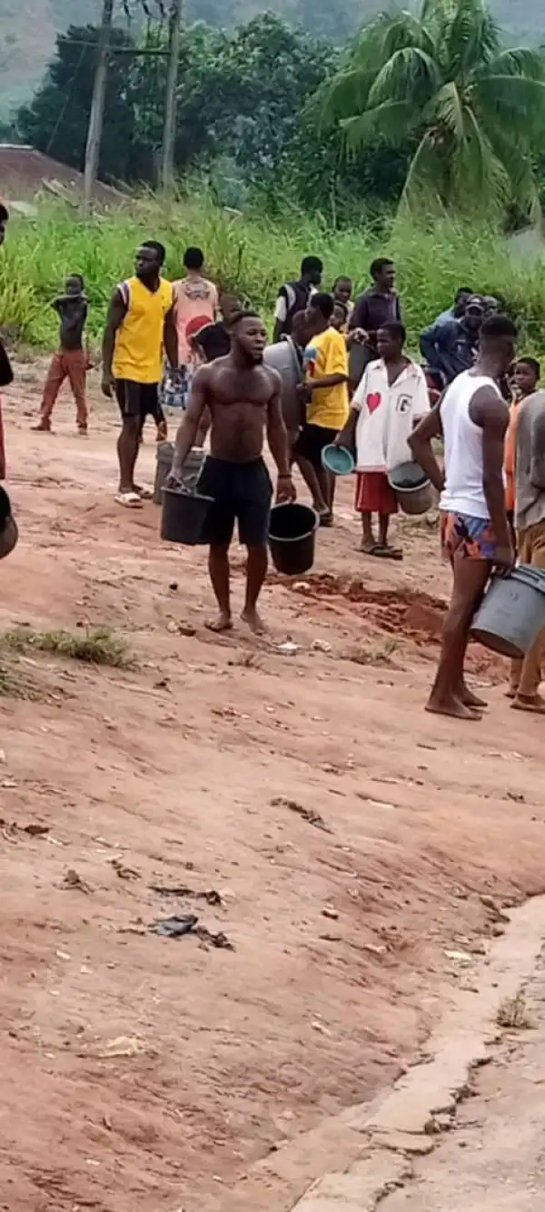 Residents Ignore Explosion Threat, Scoop Fuel From Fallen Tanker in Ed