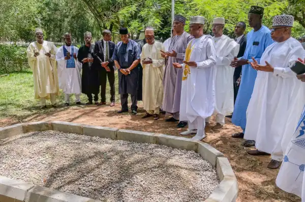 Saraki, Kwankwaso pay condolences to Buhari’s family, pray at grave side