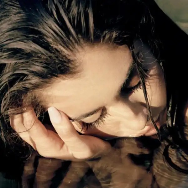 Lauren Jauregui Ft. Vic Mensa – Scattered